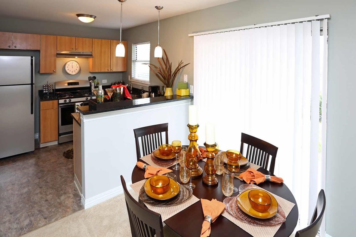 Skyridge Club Apartments, Crystal Lake - (see pics & AVAIL)