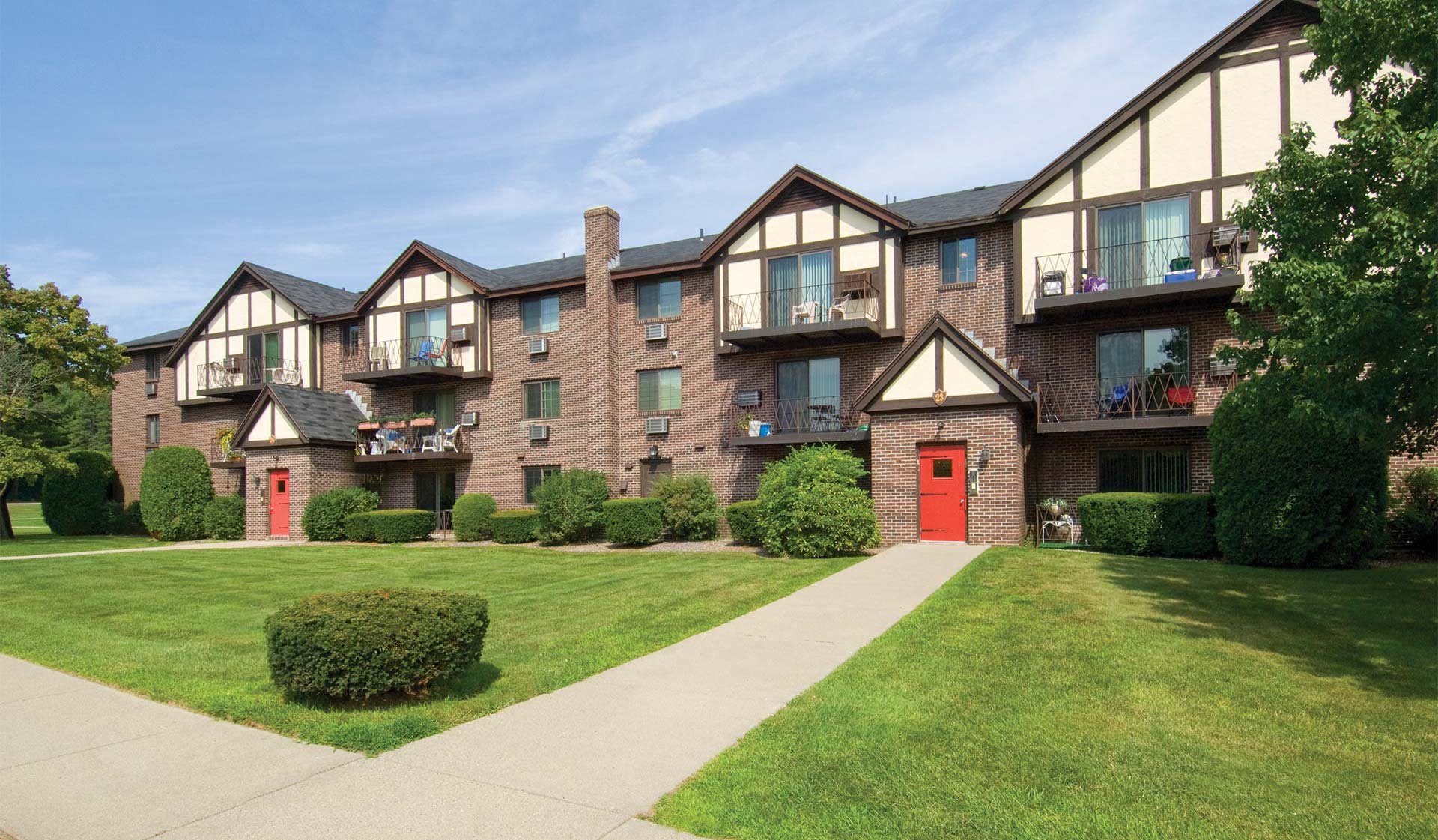 Royal Crest Warwick Apartment Homes, Warwick - (see pics & AVAIL)