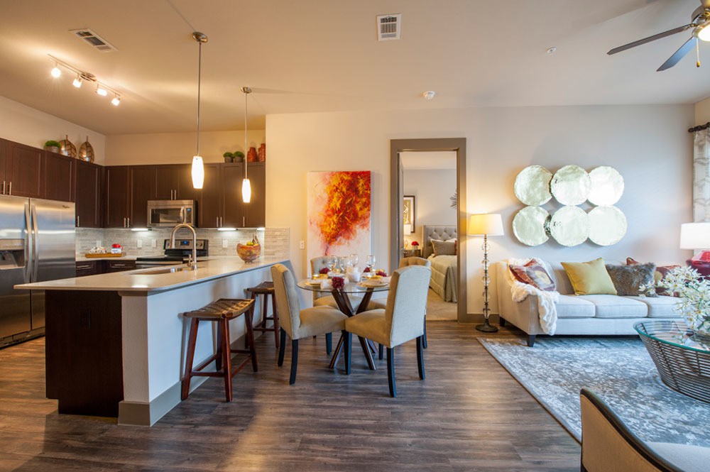 Pearl Woodlake, Houston - (see pics & AVAIL)