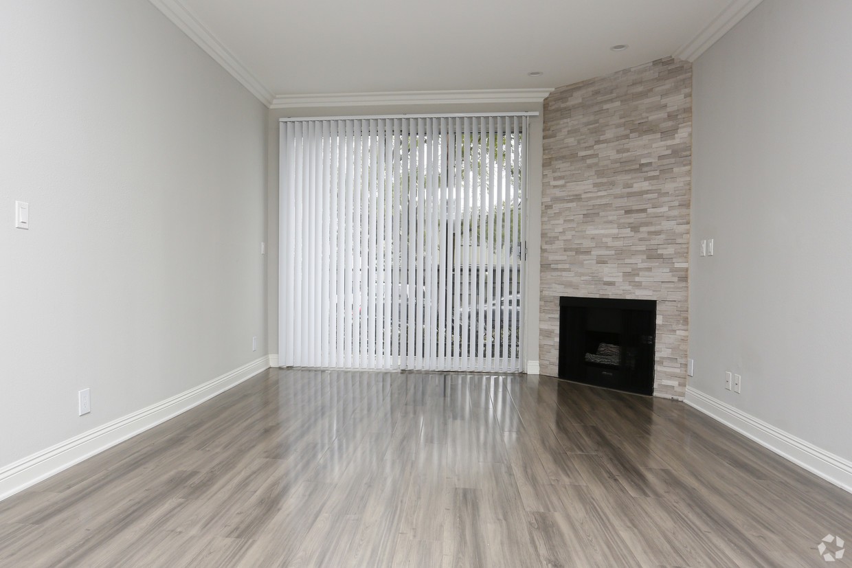 Palms Court, Los Angeles - (see pics & AVAIL)