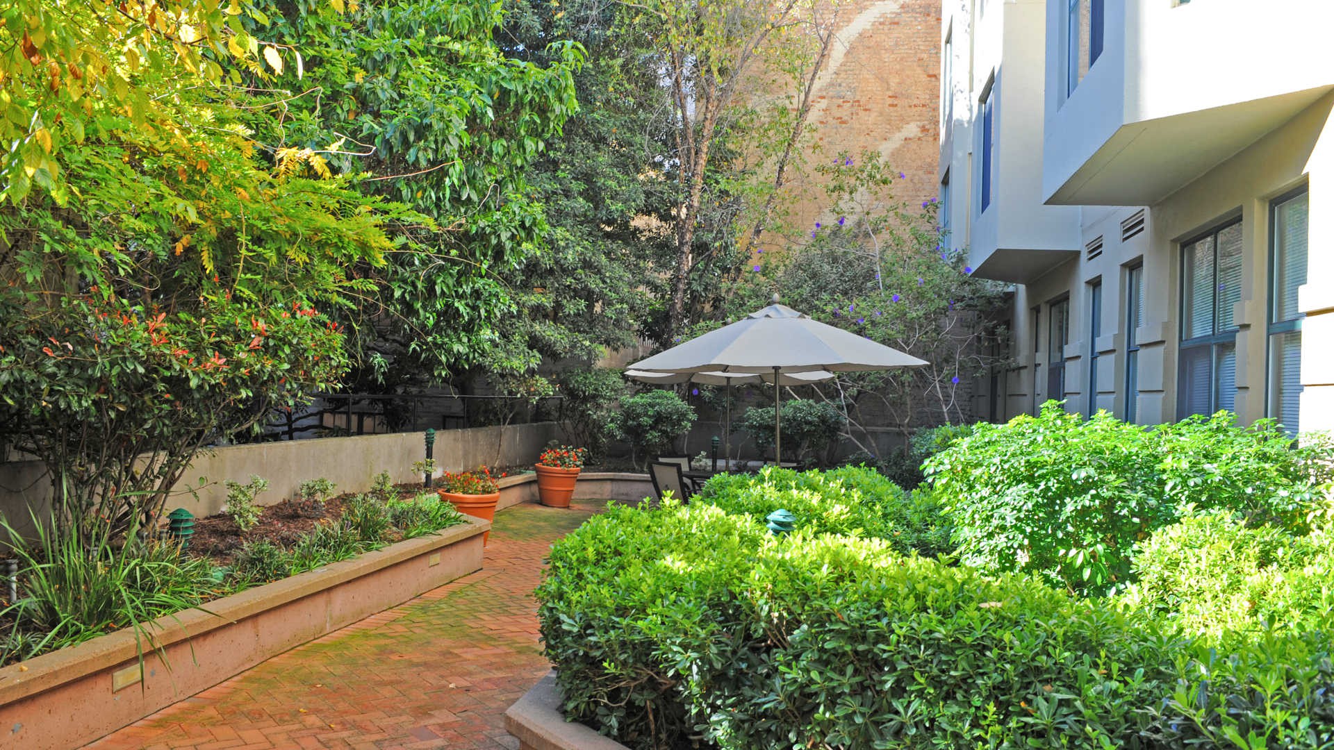 Geary Courtyard, San Francisco - (see pics & AVAIL)