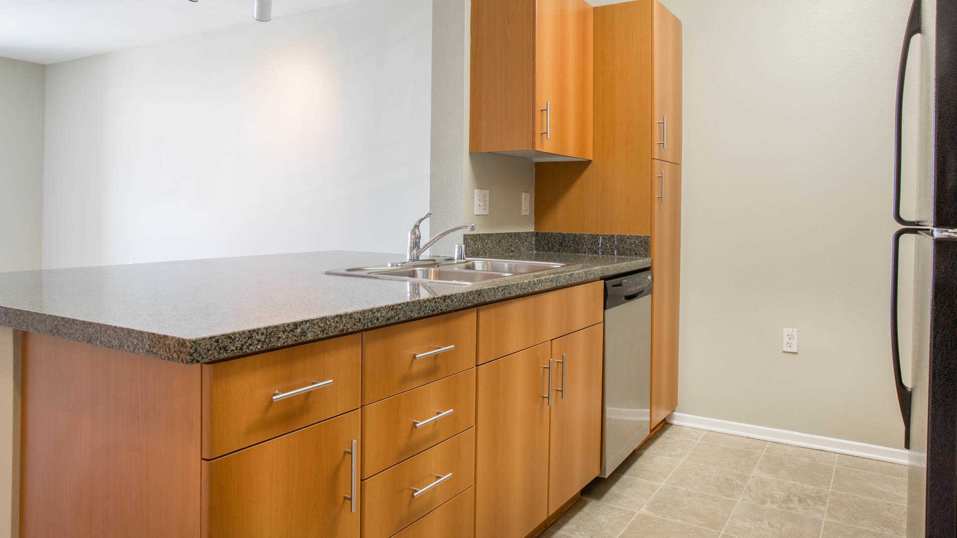 Mozaic at Union Station, Los Angeles - (see pics & AVAIL)