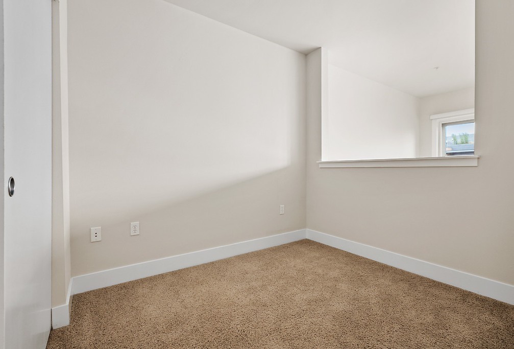 Patent 523, Seattle - (see pics & AVAIL)