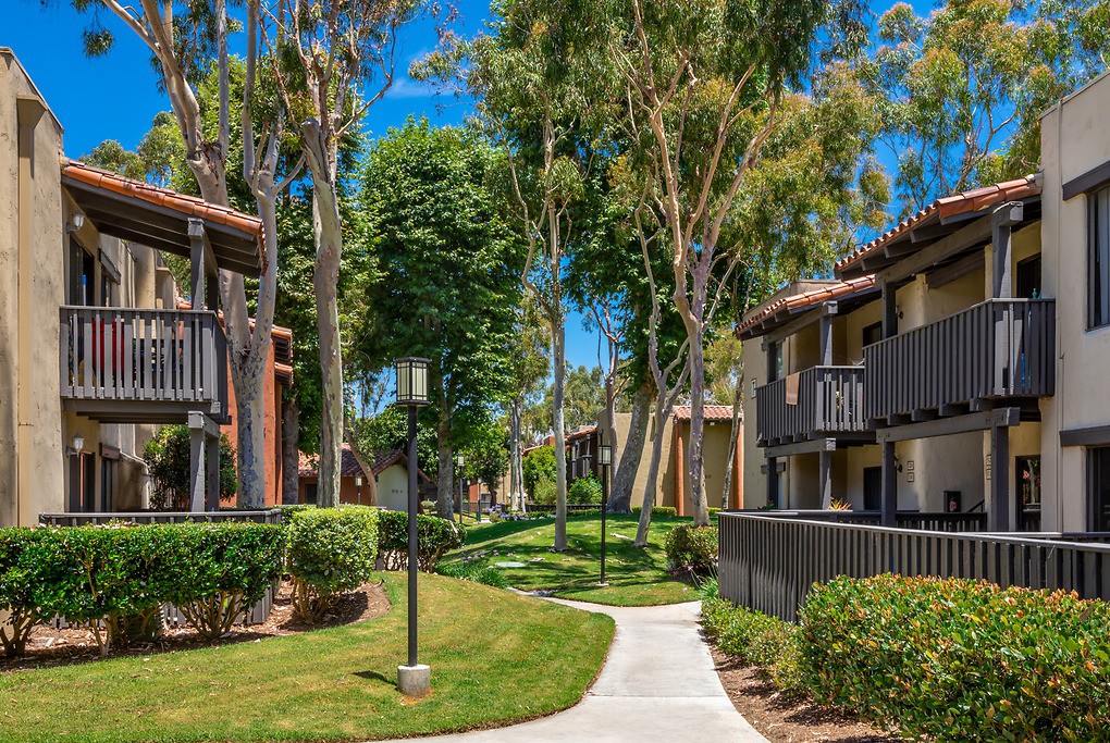 The Huntington, Huntington Beach - (see pics & AVAIL)