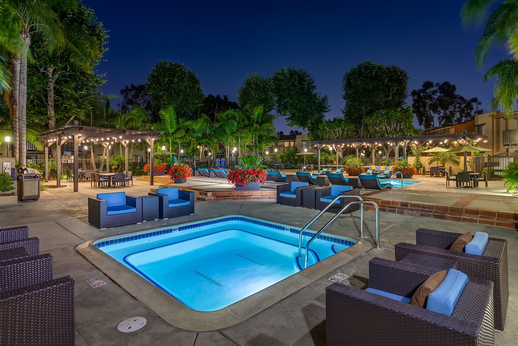 The Huntington, Huntington Beach - (see pics & AVAIL)