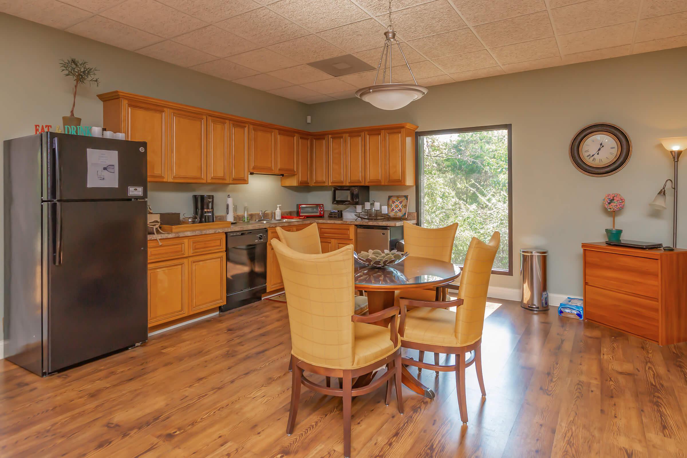 Kingston Pointe Apartments, Knoxville - (see pics & AVAIL)