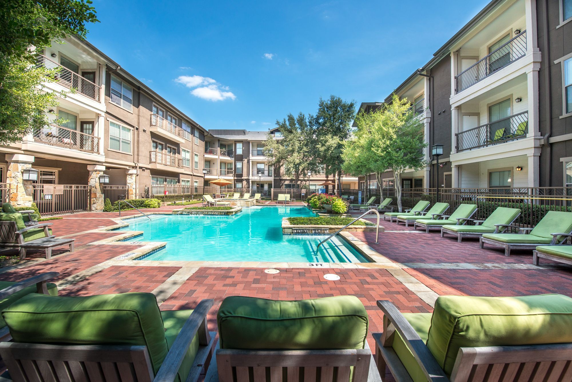 Easton Apartments, Dallas (see pics & AVAIL)