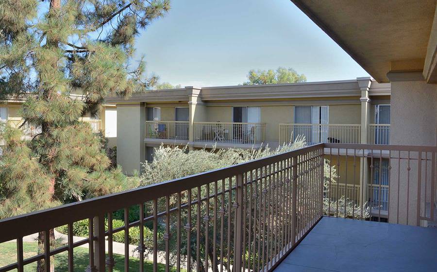 eaves Woodland Hills, Los Angeles (see pics &amp; AVAIL)