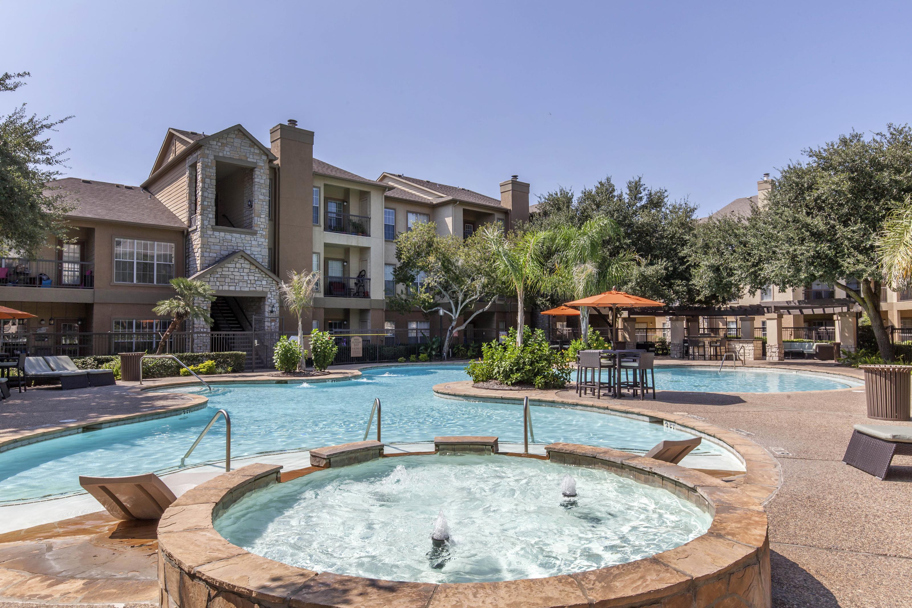 The Legend at Park Ten Apartments, Houston - (see reviews, pics & AVAIL)