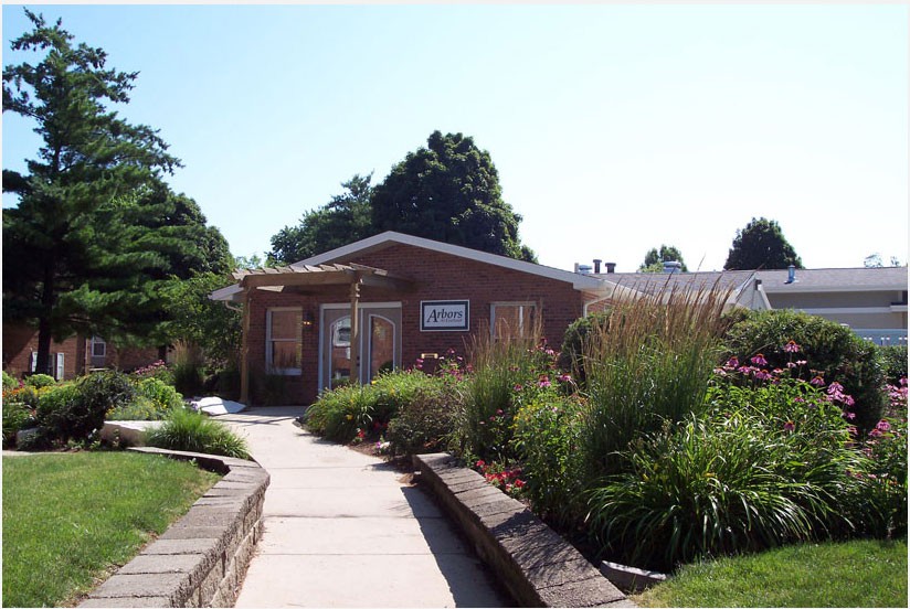 The Arbors at Eastland, Bloomington - (see pics & AVAIL)