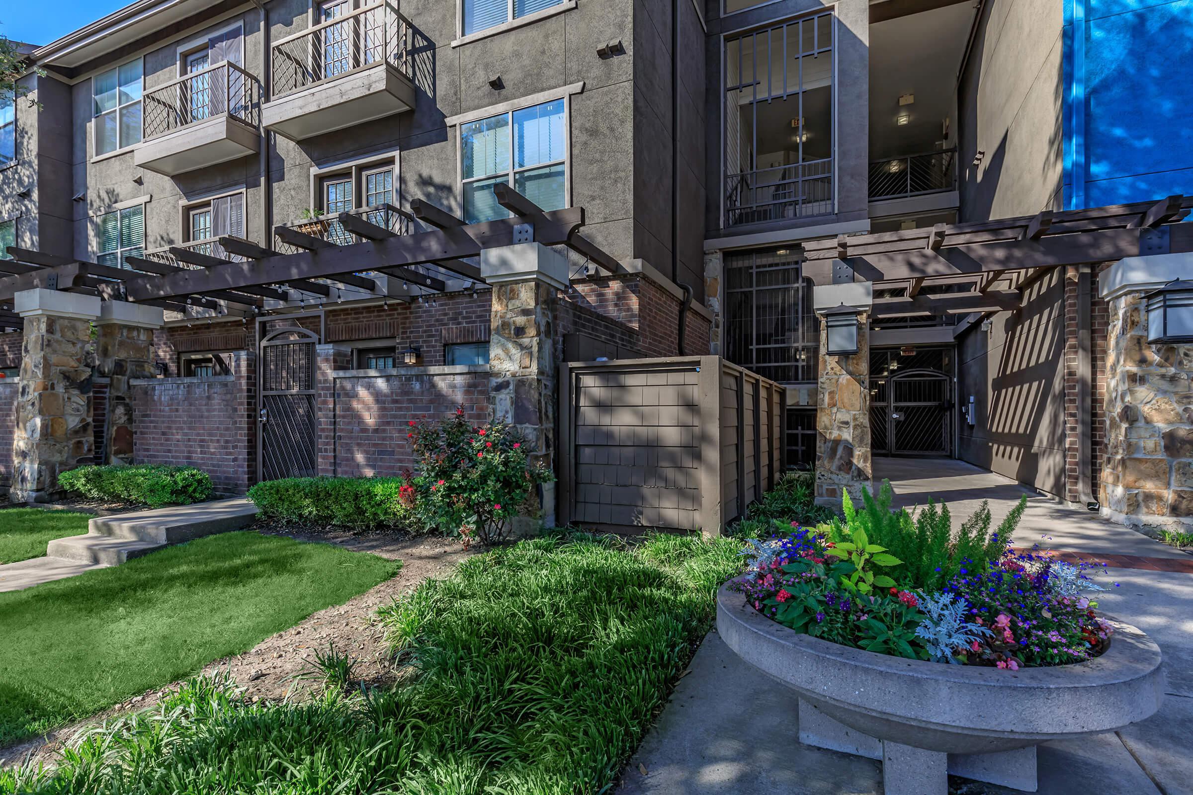 Easton Apartment Homes, Dallas (see pics & AVAIL)